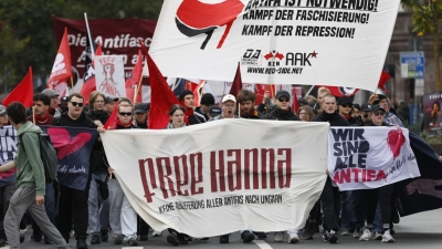 Mit Bannern und Flaggen zogen die Teilnehmer durch die Stadt. (Foto: David Oßwald/News5/dpa)