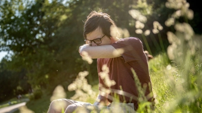 Der Rachen kribbelt, die Nase läuft, die Augen jucken: Wer Heuschnupfen hat, kann den Frühling nicht so gut genießen.  (Foto: Zacharie Scheurer/dpa-tmn)