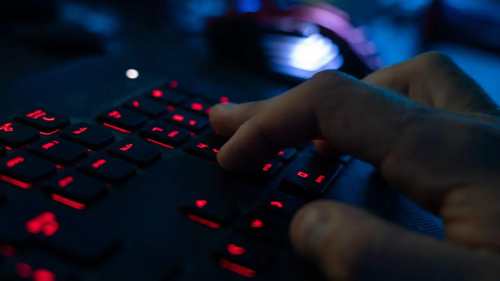 Um Kriminellen das Handwerk zu legen, will die CSU Verkehrsdaten im Internet ein halbes Jahr speichern. (Symbolbild) (Foto: Nicolas Armer/dpa)