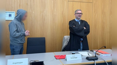 Angeklagt ist der 29-Jährige wegen des Verdachts der Zwangsprostitution.  (Foto: Aleksandra Bakmaz/dpa)