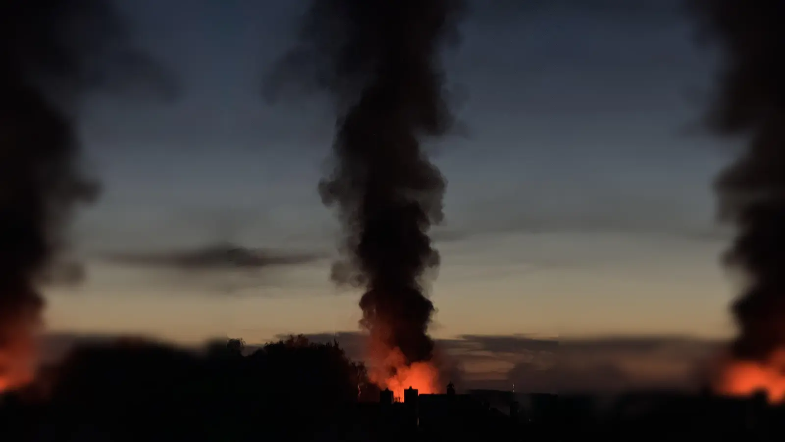 Eine große Rauchwolke war in der Nacht zum Mittwoch stundenlang über Ansbach zu sehen. (Foto: Lara Hausleitner)