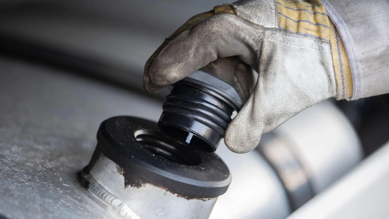 Einen dreisten Dieseldiebstahl vermeldete die Polizei von der B8. Anders als auf dem Foto wurde in diesem Fall der Lkw-Tank mit Gewalt geöffnet. (Symbolbild: Thomas Banneyer/dpa/Archivbild)