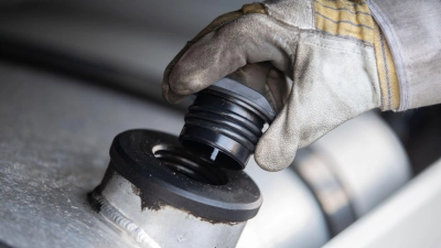 Insgesamt rund 800 Liter Diesel wurden in der Nacht auf Freitag von unbekannten Personen abgezapft. (Symbolbild: Thomas Banneyer/dpa)