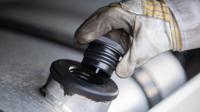Insgesamt rund 800 Liter Diesel wurden in der Nacht auf Freitag von unbekannten Personen abgezapft. (Symbolbild: Thomas Banneyer/dpa)