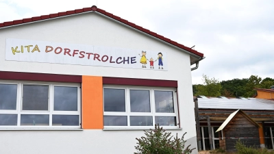 Auf dem Kindergartengelände war während der Ferien eine Fachfirma für PV-Anlagen bereits am Werk. (Foto: Luca Paul)