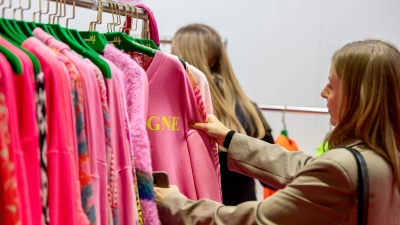 Wie finde ich meinen eigenen Mode-Stil? Mit diesen Tipps entwickelt man seine persönliche „Stil-DNA“. (Foto: Zacharie Scheurer/dpa-tmn)