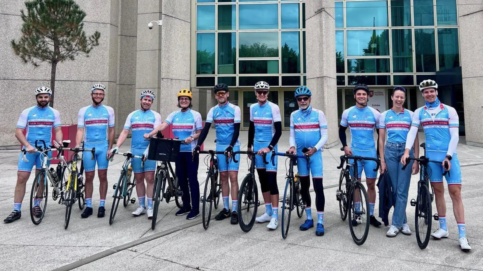 Stefanie Zeidler, die deutsche Generalkonsulin in Bordeaux (mit gelbem Helm) empfing das Team aus Mittelfranken mit (von links) Emre Yedibela, Eric Langel, Christian Jechnerer, Ralf Semmlinger, Robert Schneider, Wolf Dieter Enser, Jonas Reinholz, Luisa Kuhn und Felix Deinlein. (Foto: Privat)
