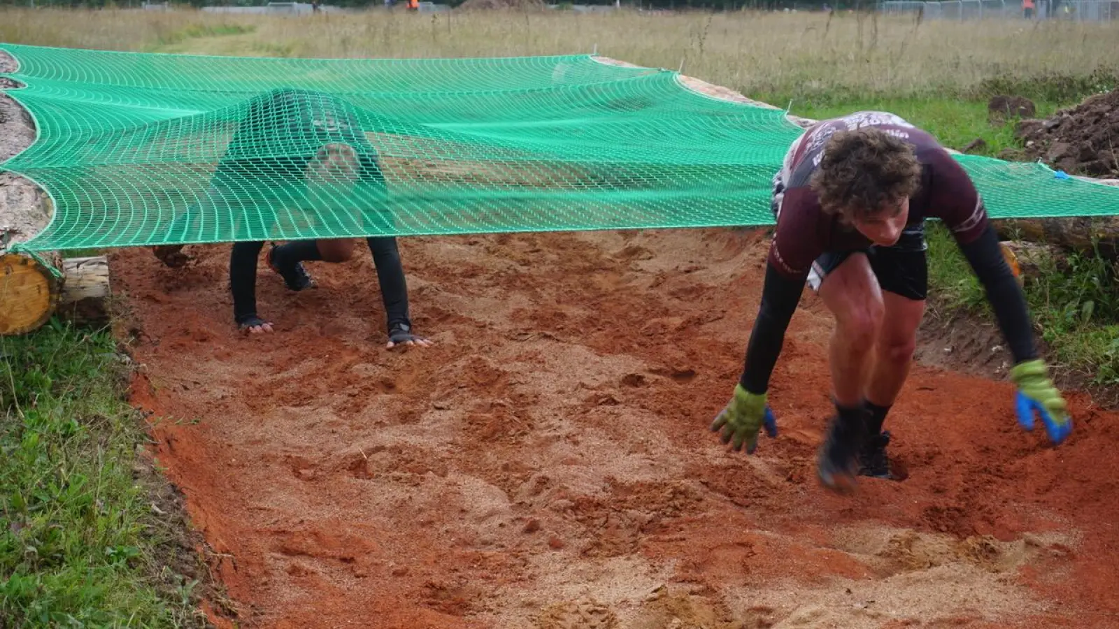 Ganz schön dreckig werden die Teilnehmenden des Ansbogger Mud Runs auf dem Parcours in der Shipton-Kaserne, während sie die Hindernisse überqueren. (Foto: Paul Wiese)