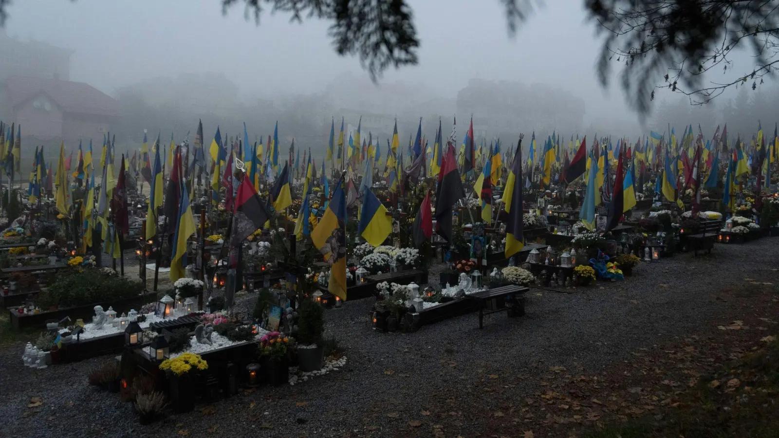 Soldatengräber in der Ukraine. UN-Beobachter haben seit dem Sommer deutlich mehr Fälle erfasst, in denen ukrainische Kriegsgefangene getötet wurden. (Symbolbild) (Foto: Mykola Tys/AP/dpa)