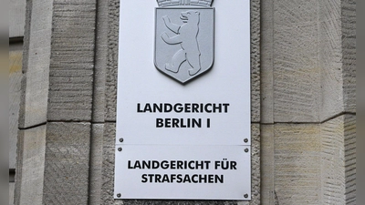Eine Autohändlerin, die die Wirtschaftssanktionen gegen Russland missachtet und zahlreiche Luxusfahrzeuge exportiert haben soll, steht vor Gericht. (Symbolbild) (Foto: Jens Kalaene/dpa)