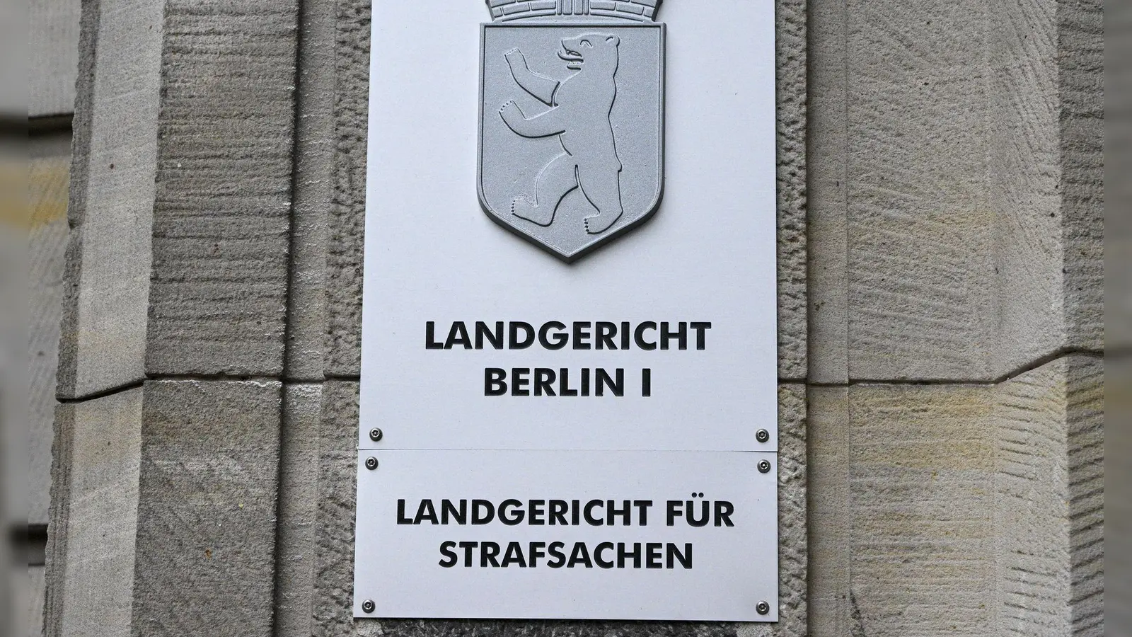 Eine Autohändlerin, die die Wirtschaftssanktionen gegen Russland missachtet und zahlreiche Luxusfahrzeuge exportiert haben soll, steht vor Gericht. (Symbolbild) (Foto: Jens Kalaene/dpa)
