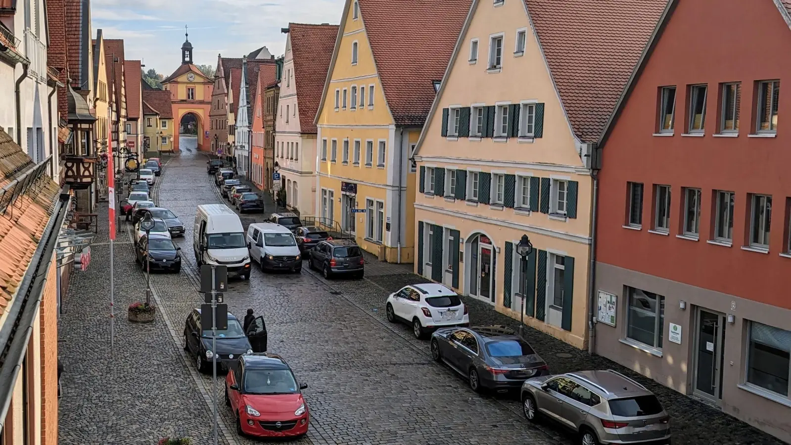 Seit August 2024 wird der ruhende Verkehr überwacht. Dies soll primär die Parkdisziplin erhöhen. Durch die Erfahrungen werden jetzt aber die Beschilderung und die Stellplätze optimiert. (Archivfoto: Stadt Windsbach)