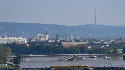 Der eingestürzte Teil der Carolabrücke versinkt in der Elbe.  (Foto: Robert Michael/dpa)