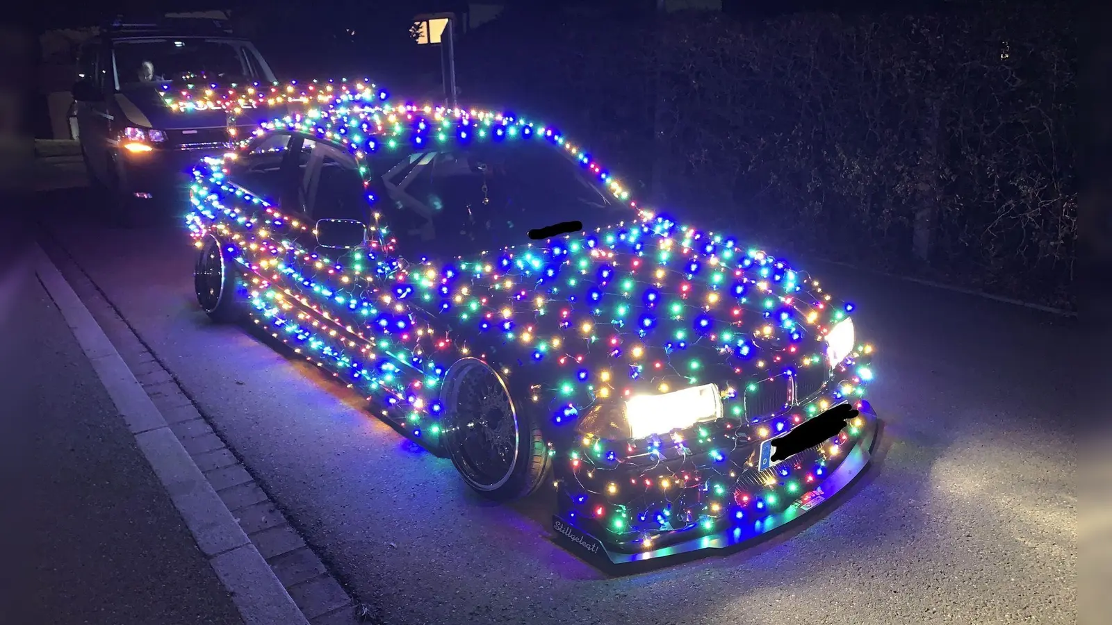 Mit Weihnachtsbeleuchtung unterwegs: Junger Fahrer in Schongau feiert ein besonderes Tuning-Weihnachten. (Foto: Polizeiinspektion Schongau/dpa)