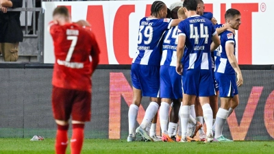 Am Ende eines turbultenden Spiels in Kaiserslautern durften die Gäste von Hertha BSC jubeln. (Foto: Uwe Anspach/dpa)