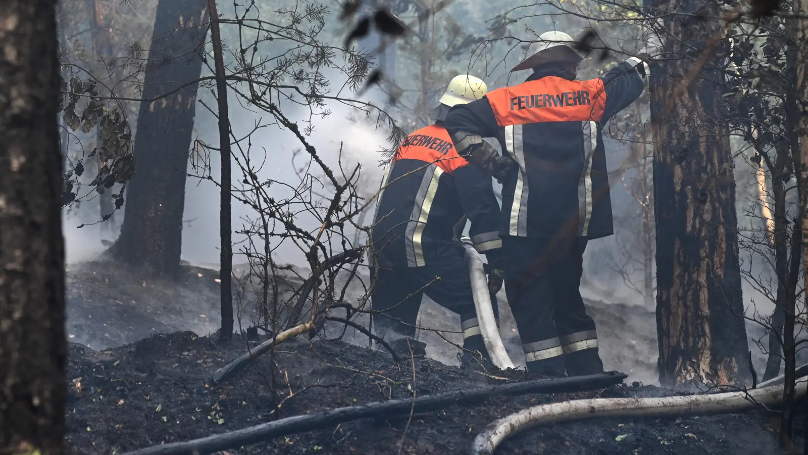 Teamarbeit ist nötig, um die Flammen zu bändigen. (Foto: Jim Albright)