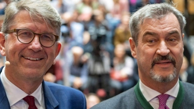 Nach der Kritik rund um den von Wolfram Weimer (links, parteilos) einst ins Leben gerufenen Ludwig-Erhard-Gipfel will Bayerns Ministerpräsident Markus Söder (CSU) seine Schirmherrschaft für die Veranstaltung zunächst ruhen lassen. (Archivbild) (Foto: Peter Kneffel/dpa)