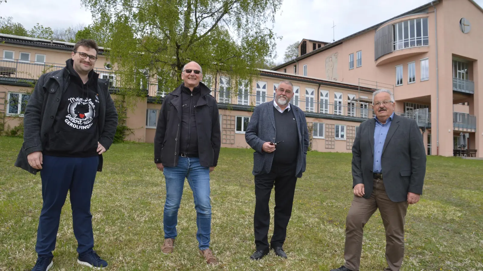 Die Kirchentagswiese ist noch leer, aber Christian Dellert, Joachim Nötzig, Christoph Seyler und Hermann Rummel (von links) rechnen bei schönem Wetter mit 8000 bis 10.000 Besuchern beim Kirchentag. (Foto: Peter Tippl)