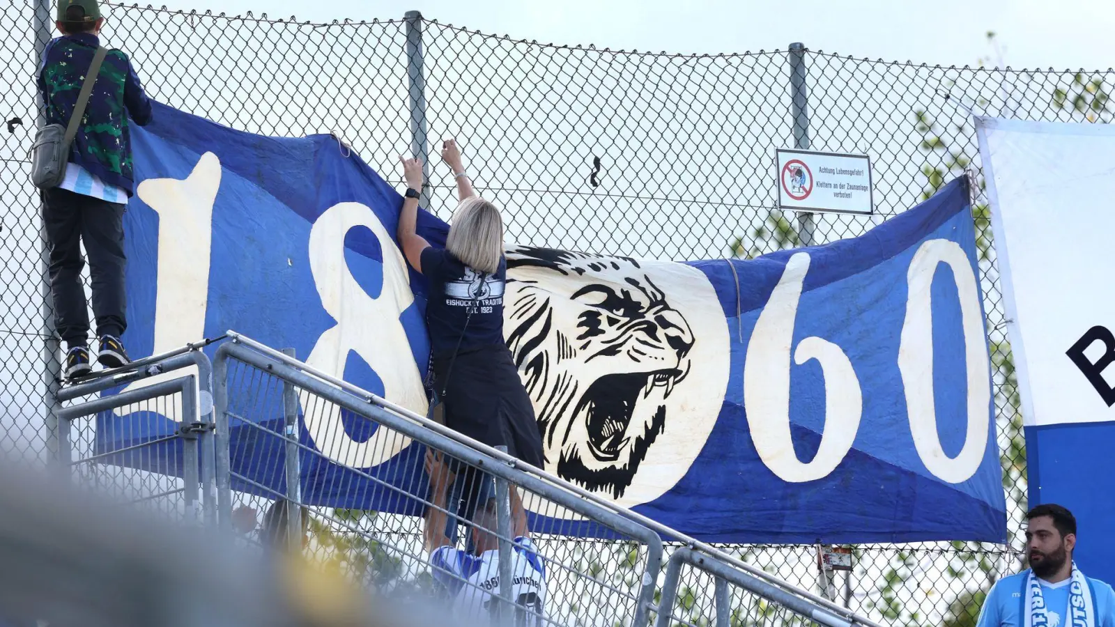 Die Fans bleiben dem TSV 1860 München treu. (Archivbild) (Foto: Karl-Josef Hildenbrand/dpa)