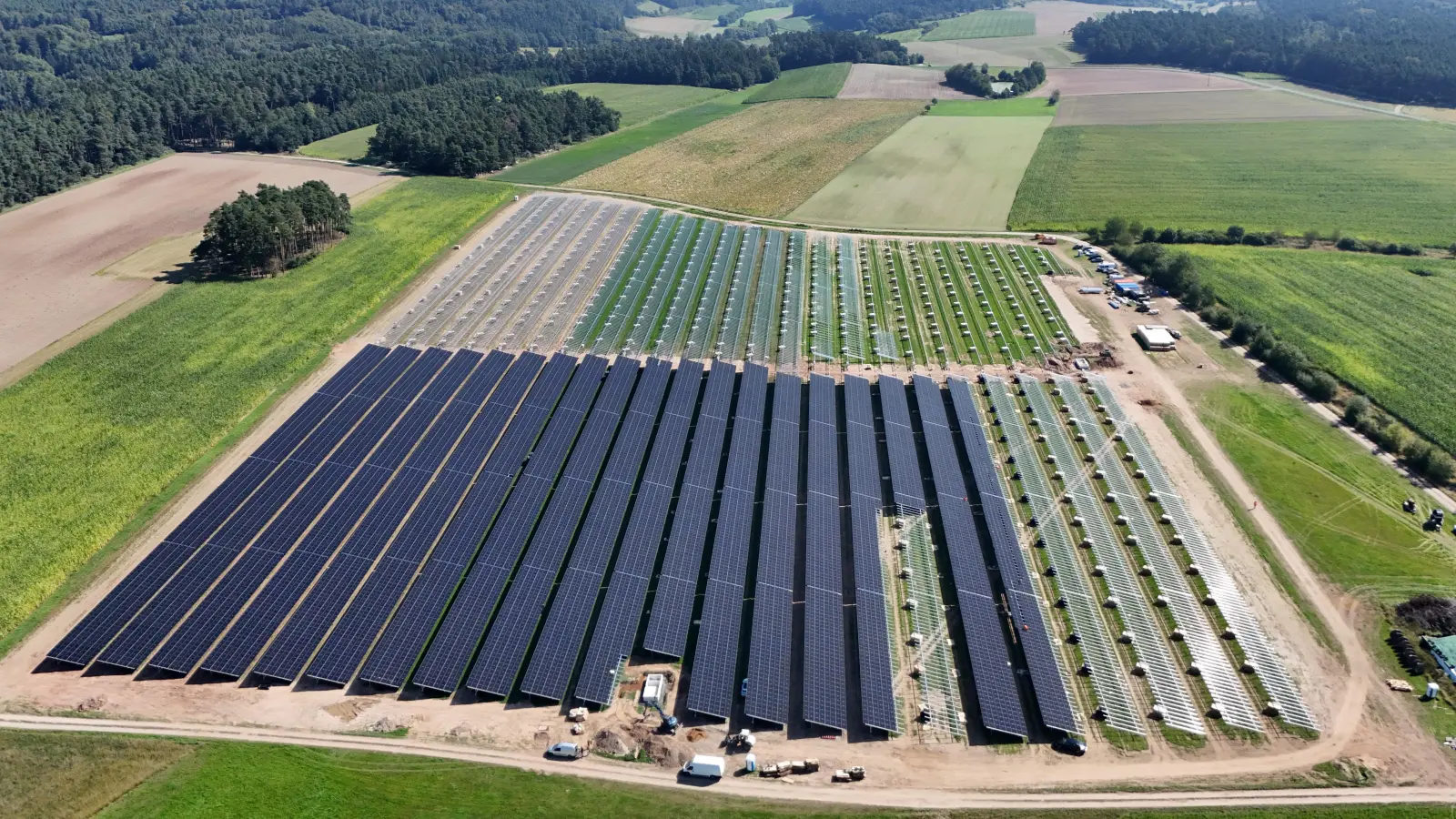 Der Solarpark Flachslanden wird auf einer Fläche bei Kettenhöfstetten errichtet. Inzwischen ist eine Reihe an Solarpanelen montiert. (Foto: Hans Henninger)