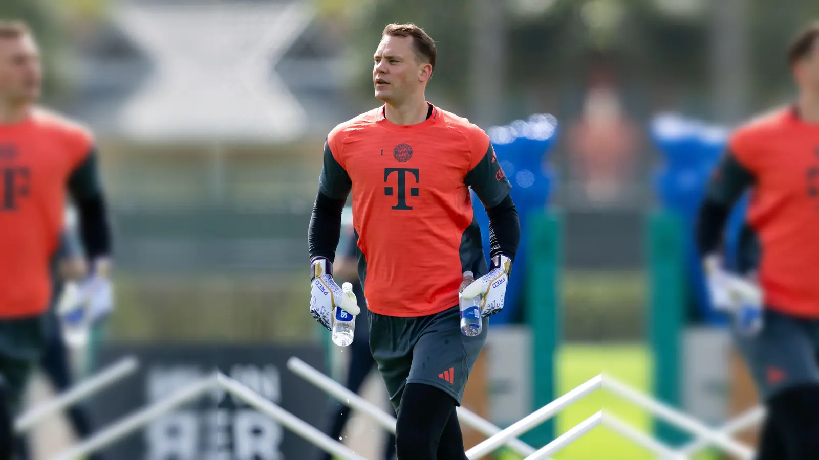 Manuel Neuer mit zwei Wasserflaschen beim Training. Viel trinken ist wichtig in der schwülen Hitze von Orlando. (Foto: Sven Hoppe/dpa)