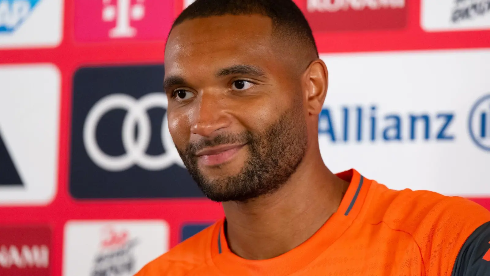Jonathan Tah bei seiner Vorstellung in Orlando. (Foto: Sven Hoppe/dpa)