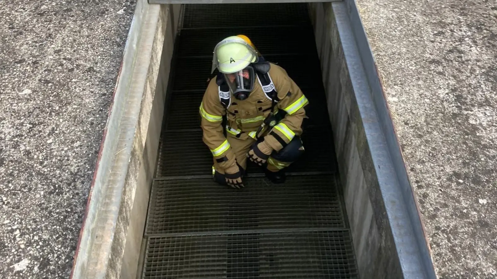 In einer so schweren Ausrüstung müsste die Feuerwehr darüber wachen, dass kein Brand im Theater ausbricht. (Foto: Feuerwehr Ansbach)