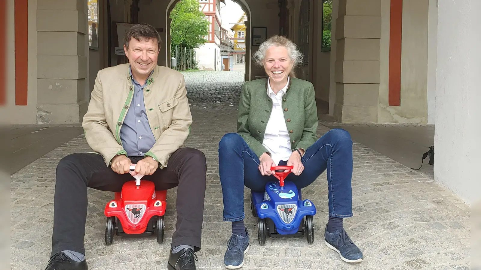 Startklar: Bürgermeister Jürgen Heckel und KKT-Chefin Birgit Grübler testen schon mal ihre Fahrtüchtigkeit auf Bobby-Cars. Für den Werbestart der Landesgartenschau werden im KKC 1000 der bunten Flitzer bereitgestellt, dann natürlich mit dem LGS-Logo. (Foto: Katrin Merklein)