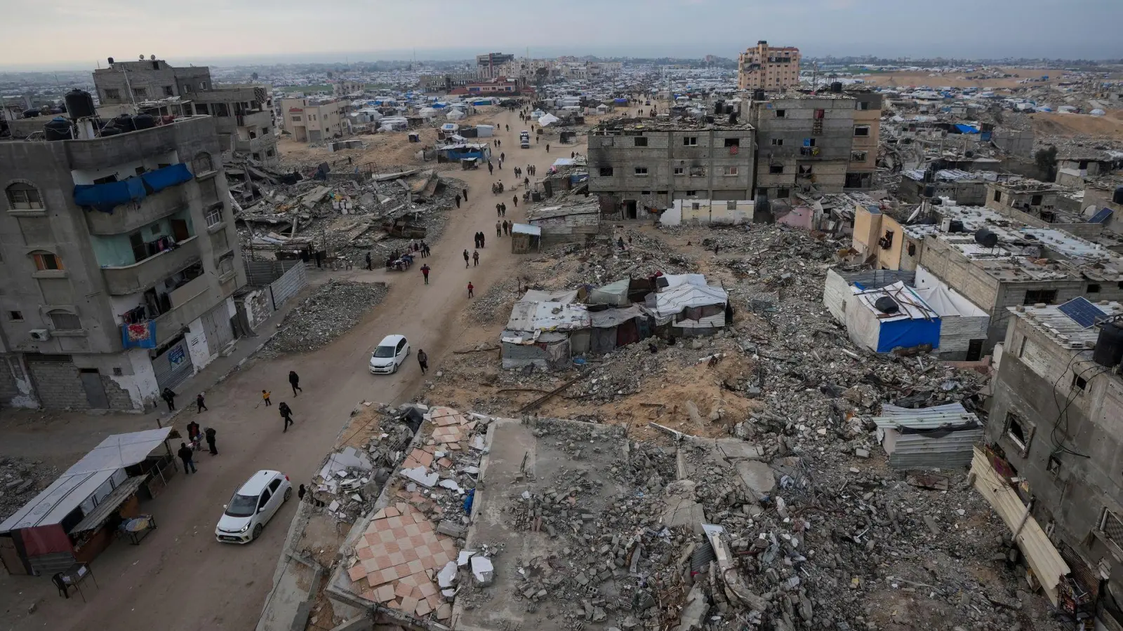 In den Süden des Gazastreifens vertriebene Palästinenser sollen in wenigen Tagen in den zerstörten Norden zurückkehren können. (Symbolbild) (Foto: Abdel Kareem Hana/AP/dpa)