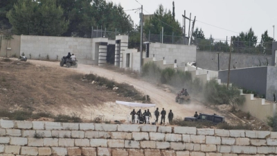 Eine Einheit der Armee patrouilliert in Kusra im besetzten Westjordanland. In der Nähe stehen Häuser einer palästinensischen Familie, die von israelischen Siedlern belagert werden. (Archivbild) (Foto: Majdi Mohammed/AP/dpa)
