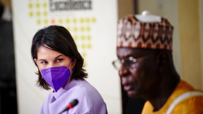 Bundesaußenministerin Annalena Baerbock neben dem nigrischen Forschungsminister Mamoudou Djibo. (Foto: Kay Nietfeld/dpa)