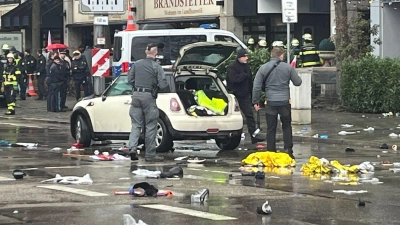 Trümmer liegen auf der Straße verteilt. (Foto: Christoph Trost/dpa)