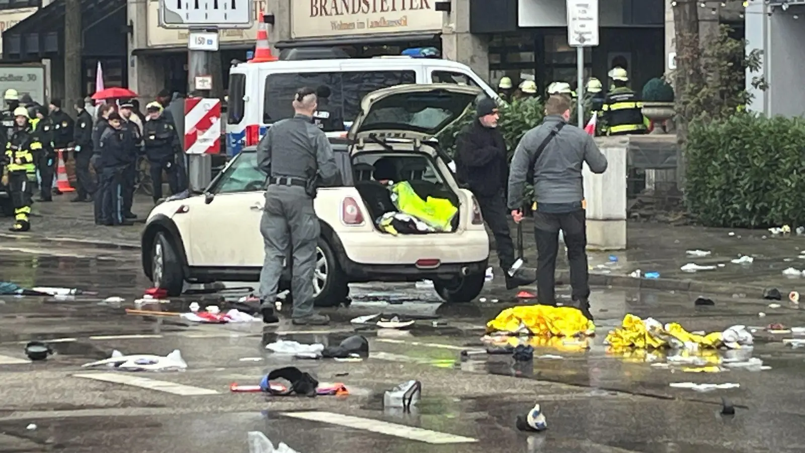 Trümmer liegen auf der Straße verteilt. (Foto: Christoph Trost/dpa)