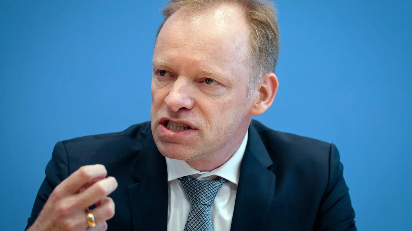 Ifo-Präsident Clemens Fuest hält wenig von einem möglichen Tankrabatt. (Archivbild) (Foto: Kay Nietfeld/dpa)