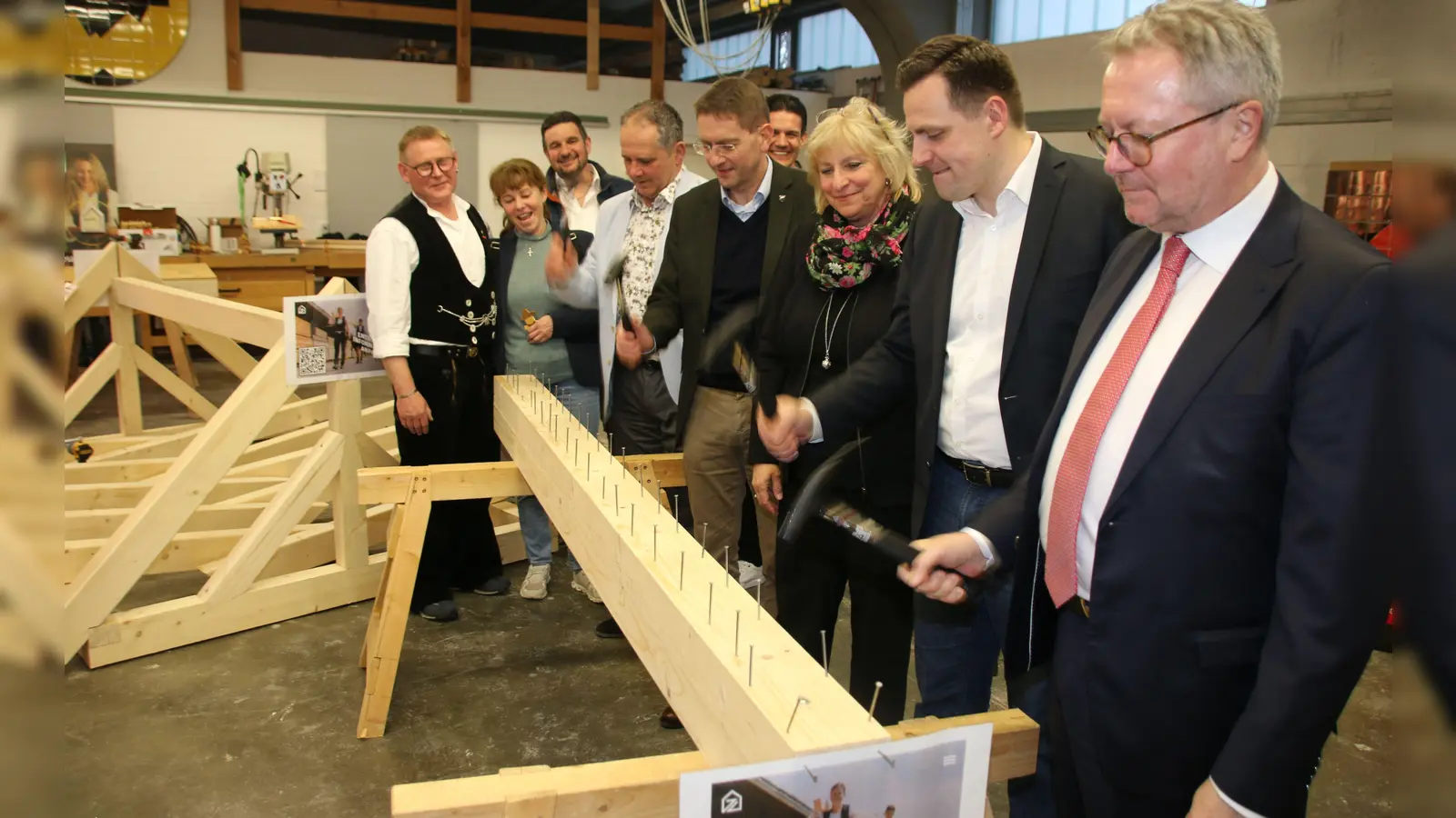 Handwerkskammer-Präsident Thomas Pirner (von rechts), Landtagsabgeordneter Andreas Schalk, Bauakademie-Geschäftsführerin Gabriela Gottwald, Ansbachs Landrat Dr. Jürgen Ludwig und Feuchtwangens zweiter Bürgermeister Walter Soldner wurden beim Nageln angefeuert. (Foto: Stefan Neidl)