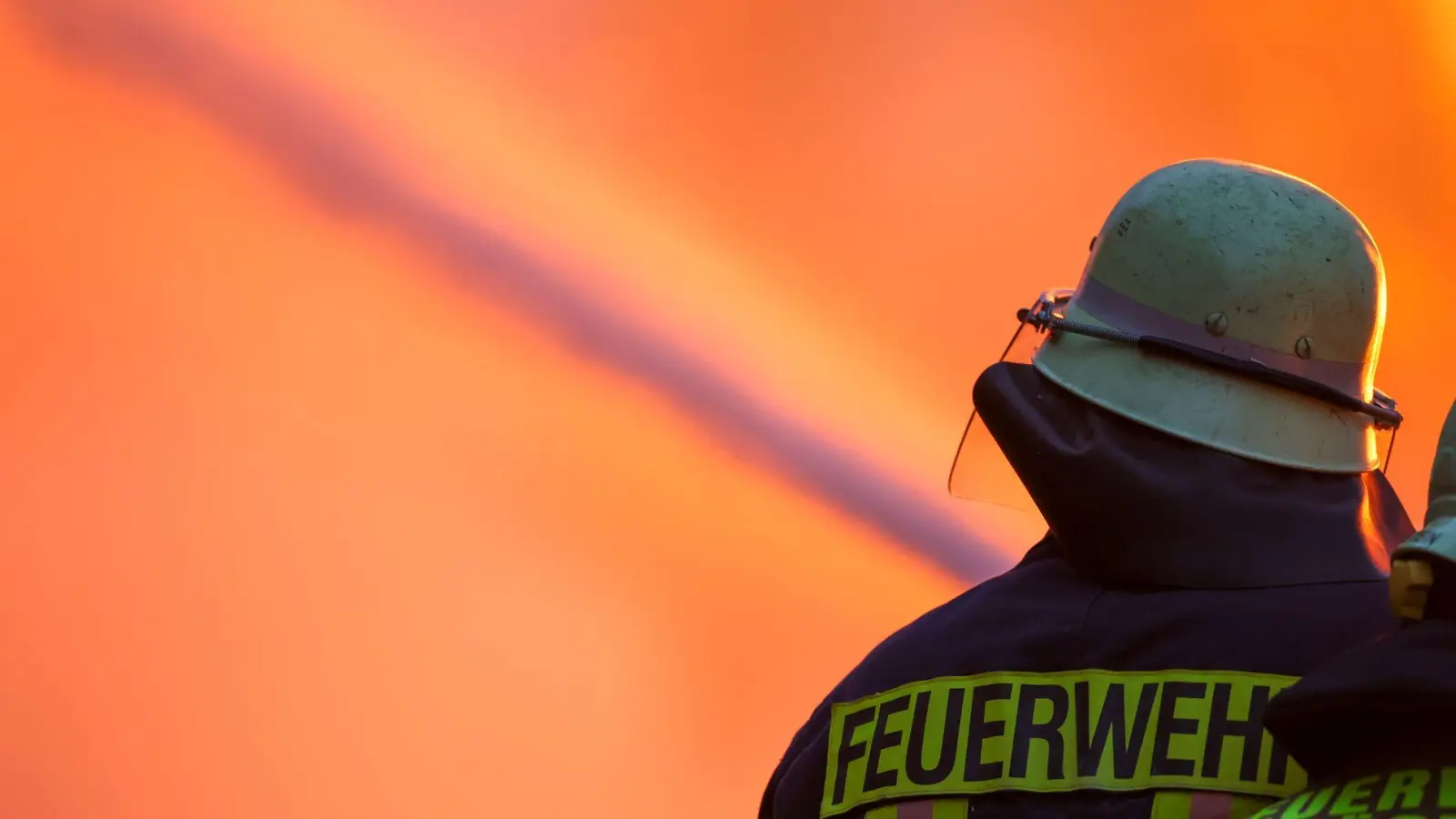 Die Feuerwehr bekämpfte den Brand. (Symbolbild) (Foto: Christoph Reichwein/dpa)