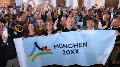 Großer Jubel im Münchner Rathaus nach der Entscheidung des DOSB. (Foto: Felix Hörhager/dpa)