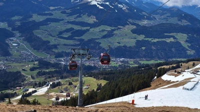 Blick auf den Unfallort. Eine deutsche Gleitschirmpilotin ist in Hopfgarten im Brixental gegen die Gondel einer Seilbahn geprallt. (Foto: Zoom.Tirol/APA/dpa)