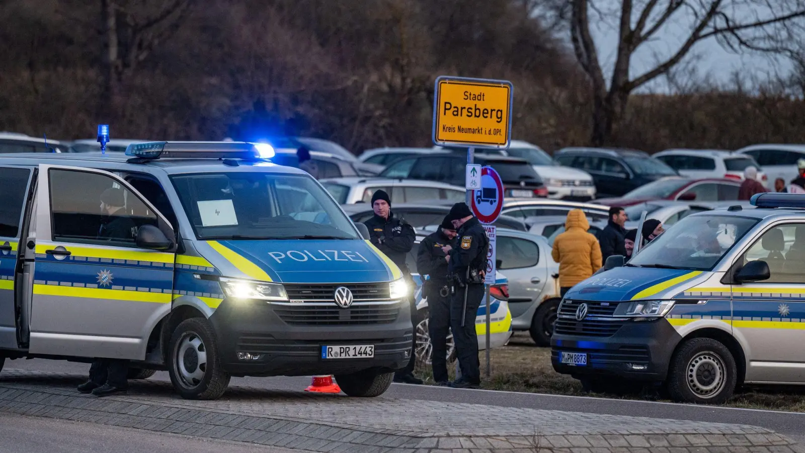 Polizei und Einsatzkräfte stehen nach einem Zwischenfall am Rand einer Feier.  (Foto: Armin Weigel/dpa)