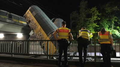 Die Waggons stürzten von einer Brücke. (Foto: Ehsan Monajati/dpa)