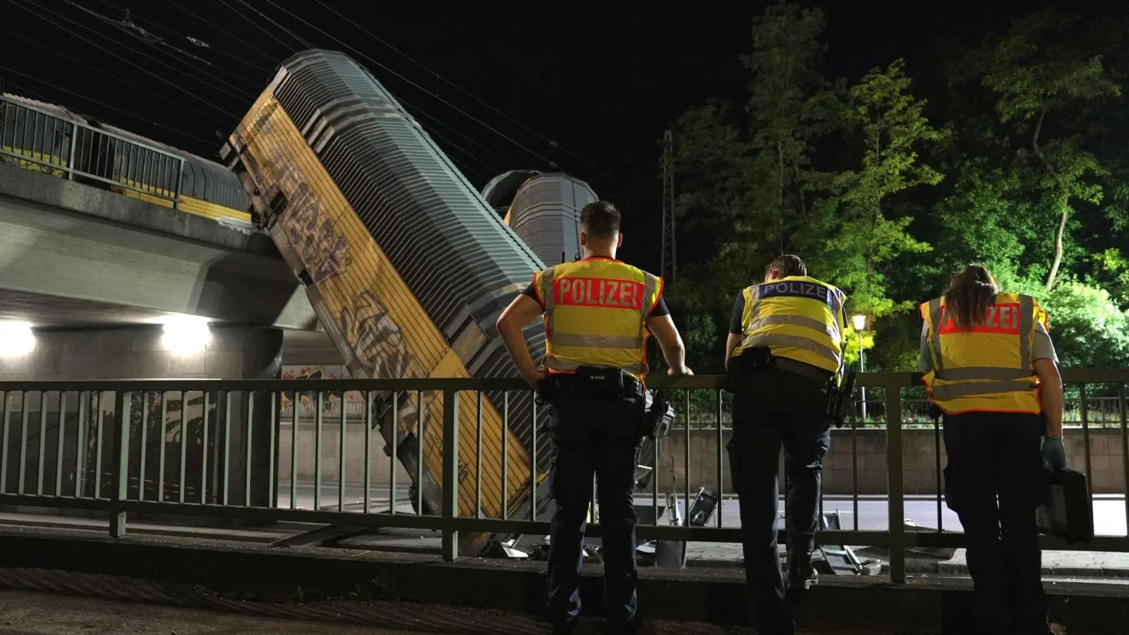 Die Waggons stürzten von einer Brücke. (Foto: Ehsan Monajati/dpa)
