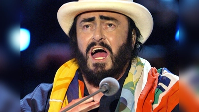 Der echte Luciano Pavarotti - 2003 bei einem „Wetten, dass..?“-Auftritt. (Archivbild) (Foto: Uli Deck/dpa-pool/dpa)