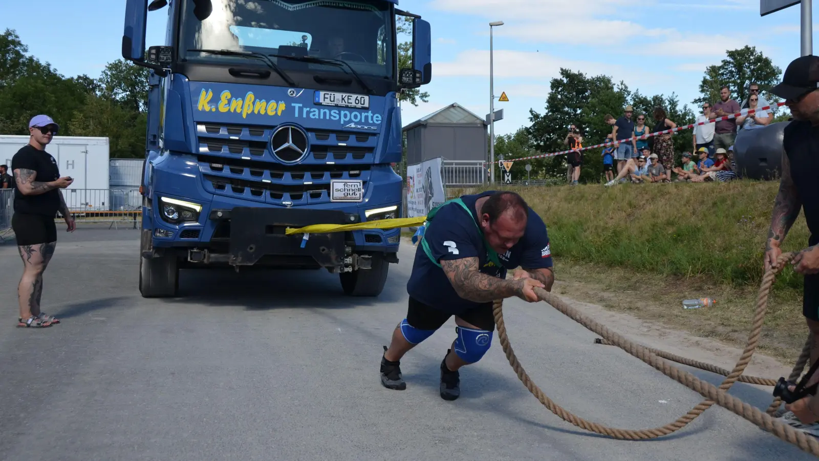 Im Finale der 3. Keilerei der Strongman Athleten Union in Wilhermsdorf mussten die starken Männer und Frauen sich noch einmal richtig reinhängen: Die Männer zogen einen 13 Tonnen schweren Lkw, bei den Frauen waren es 8,5 Tonnen. (Foto: Yvonne Neckermann)