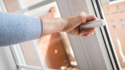 Moderne Fenster bringen so manchen Vorteil. Doch wohin mit den alten Fensterrahmen nach einem Fenstertausch? (Foto: Christin Klose/dpa-tmn)