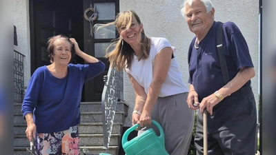 Yvonne Gräf-Schwarz (Mitte) hilft gerne, zum Beispiel dem Ehepaar Barbara und Heinz Hoech beim Pflanzen von Blumen. (Foto: Sebastian Gräf)
