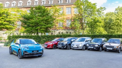 Hallo Oldies: Der neue Micra (links) kann auf eine ganze Anzahl Vorgänger zurückblicken. (Foto: Nissan/dpa-tmn)
