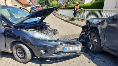 Aus noch ungeklärter Ursache kam es in Markt Nordheim am Sonntag zum Frontalzusammenstoß zweier Autos. (Foto: Ulli Ganter)