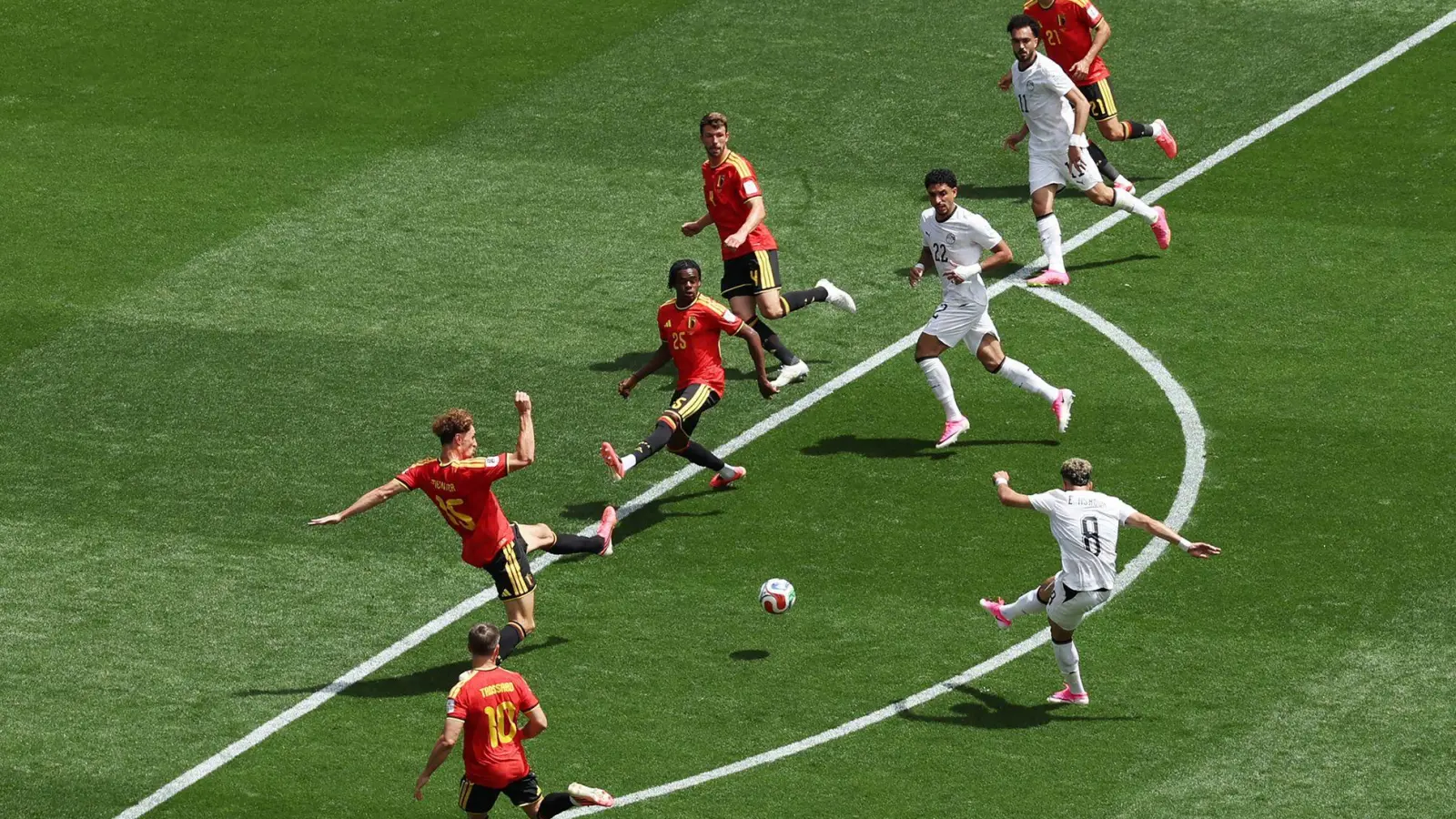 Ashour trifft vor der Pause zur Führung. (Foto: Maddy Grassy/AP/dpa)