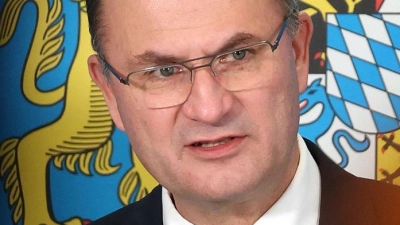 Finanzminister Albert Füracker muss als nächstes den bayerischen Doppelhaushalt für 2026 und 2027 aufstellen - ob das ohne neue Schulden gehen kann, ist noch immer offen. (Foto: Karl-Josef Hildenbrand/dpa)