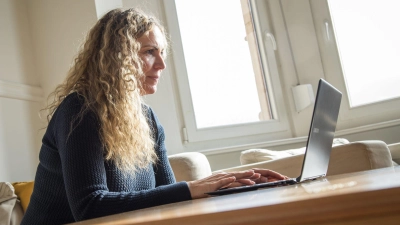 Nanu, ist die Stellenanzeige KI-generiert? Umfragen zeigen, ob Jobsuchende das erkennen, wie sie darauf reagieren und was sie sonst noch beim Bewerbungsprozess bewegt. (Foto: Christin Klose/dpa-tmn)